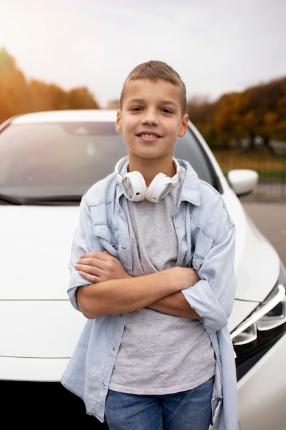 Foto gratuita chico cerca de un coche eléctrico.