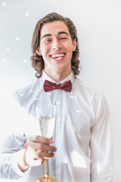 Chico con champán en fiesta de año nuevo