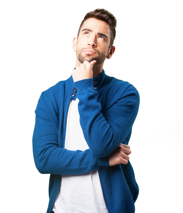 Foto gratuito chico con chaqueta azul pensando