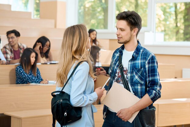 Chico y chica comunicándose en la universidad