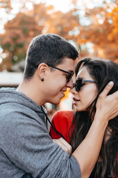 El chico y la chica están uno frente al otro