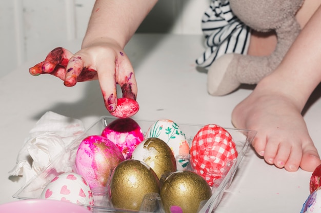 Foto gratuita chico de cultivo cerca de huevos de pascua