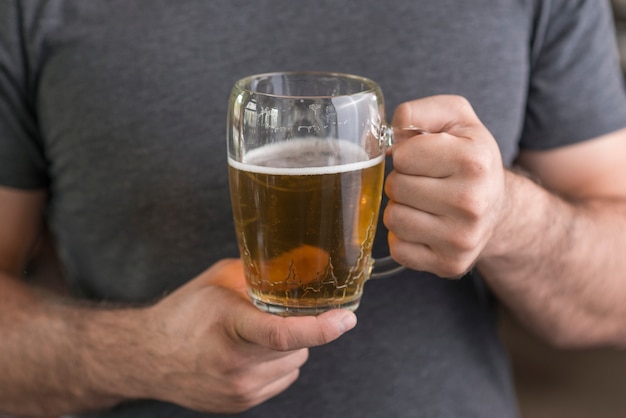 Chico de cultivo con cerveza fría