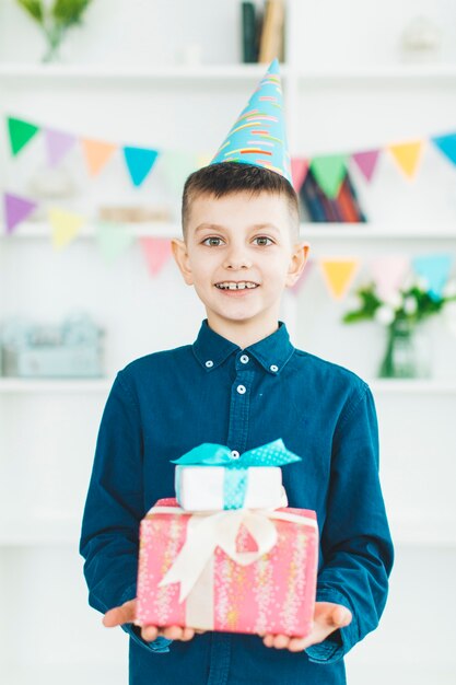 Chico de cumpleaños con regalos