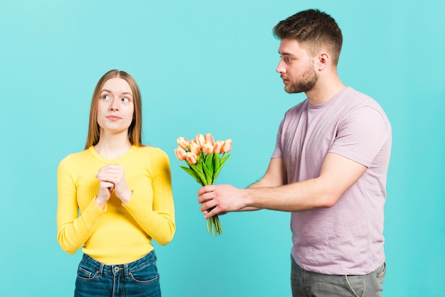 Foto gratuita chico dando flores a su novia