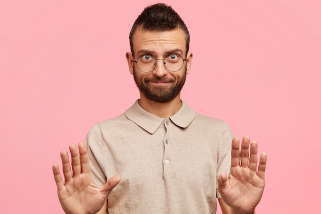 Foto gratuita chico elegante con gafas redondas