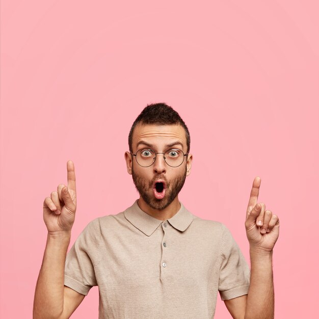 Foto gratuita chico elegante con gafas redondas