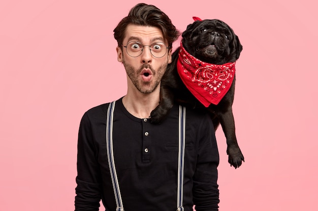 Chico elegante sorprendido en compañía de perro