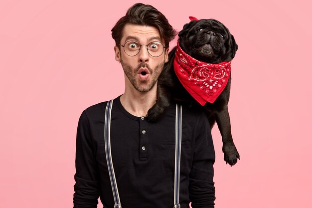 Chico elegante sorprendido en compañía de perro