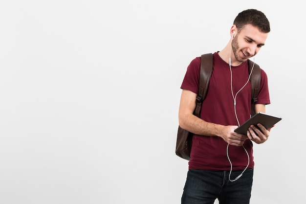 Chico escuchando música con copia espacio de fondo