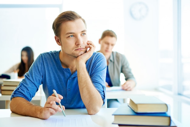 Chico en un examen