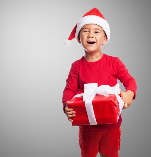 Chico feliz con un regalo