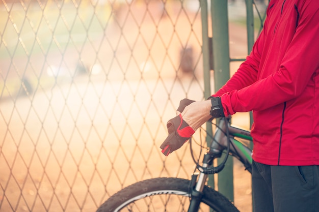 Chico fitness con bicicleta