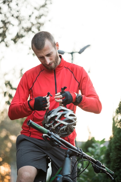 Chico fitness con bicicleta