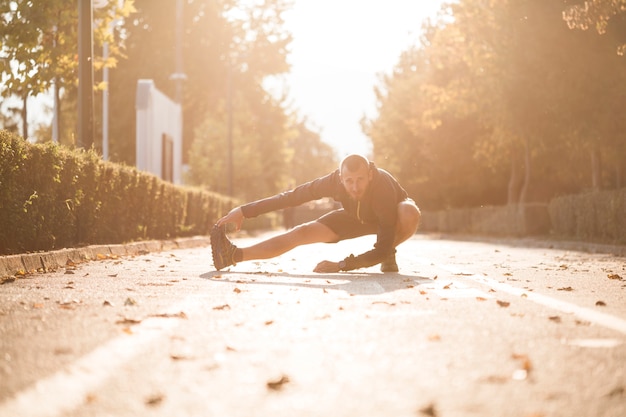 Foto gratuita chico fitness estirando