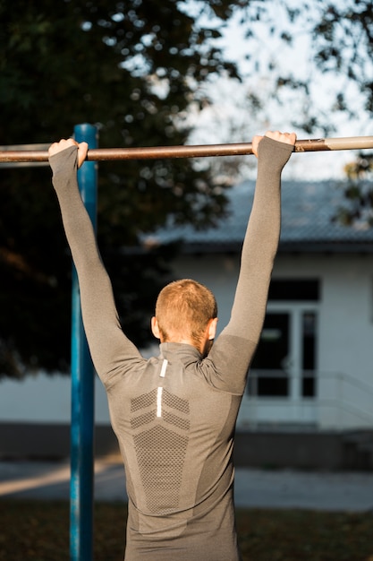 Foto gratuita chico fitness estirando