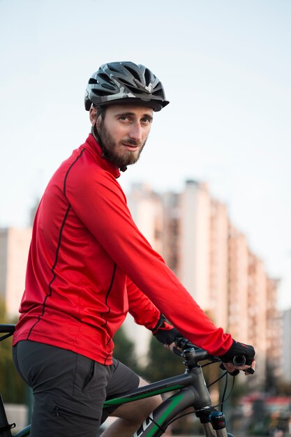 Chico fitness sonriente con bicicleta