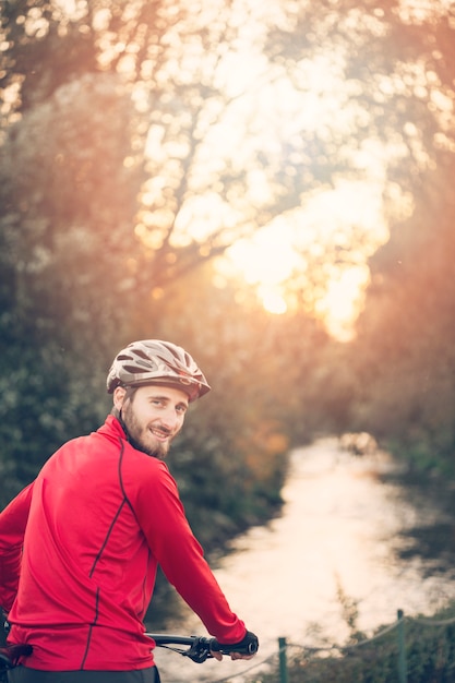 Foto gratuita chico fitness sonriente con bicicleta