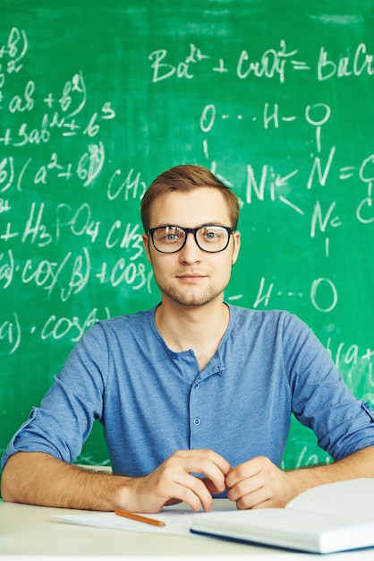 Foto gratuita chico con gafas en clase