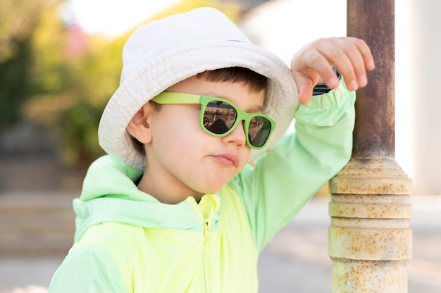 Foto gratuita chico con gafas de sol al aire libre