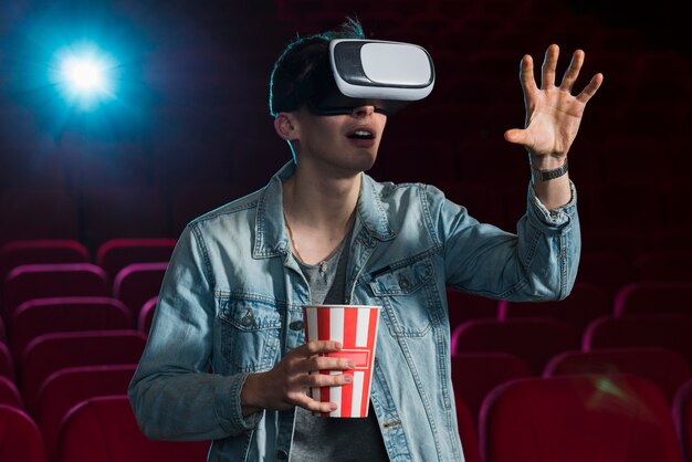 Chico con gafas vr en el cine