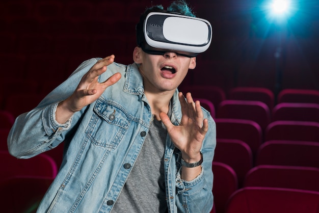 Chico con gafas vr en el cine