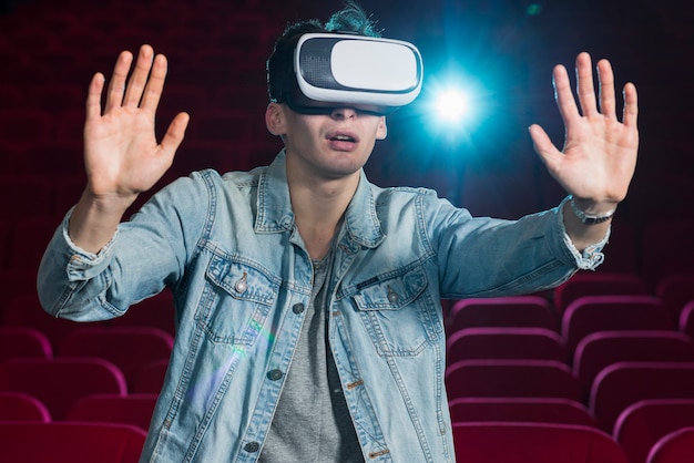 Chico con gafas vr en el cine