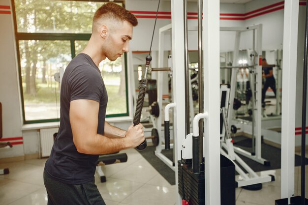 Chico en un gimnasio