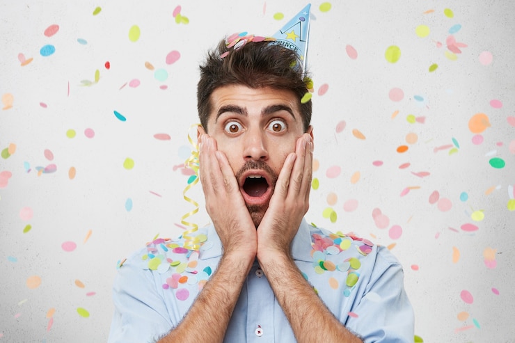 Foto gratuito chico con gorro de fiesta y confeti