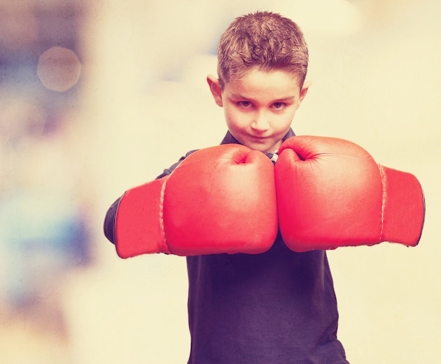 Chico con guantes de boxeo