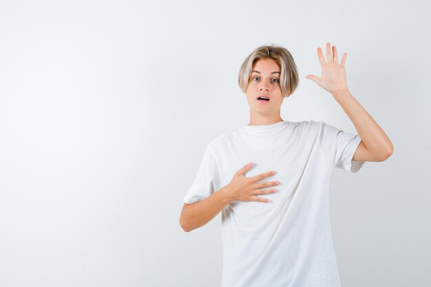 Chico guapo adolescente en una camiseta blanca