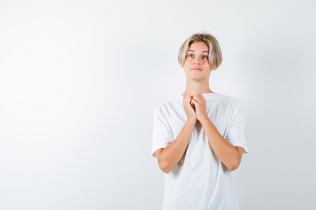 Chico guapo adolescente en una camiseta blanca