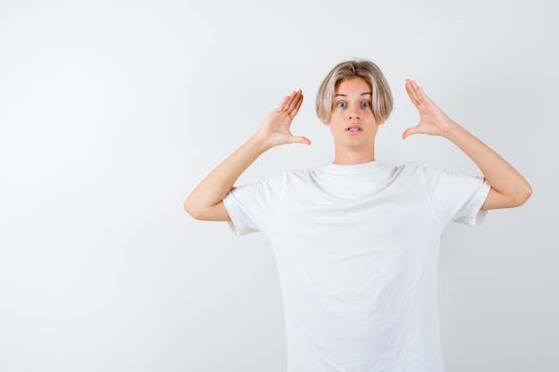 Foto gratuita chico guapo adolescente en una camiseta blanca