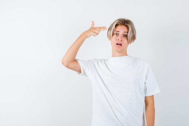 Chico guapo adolescente en una camiseta blanca