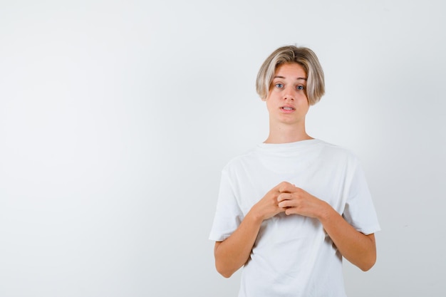 Chico guapo adolescente en una camiseta blanca