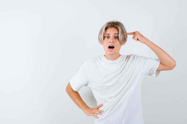 Chico guapo adolescente en una camiseta blanca