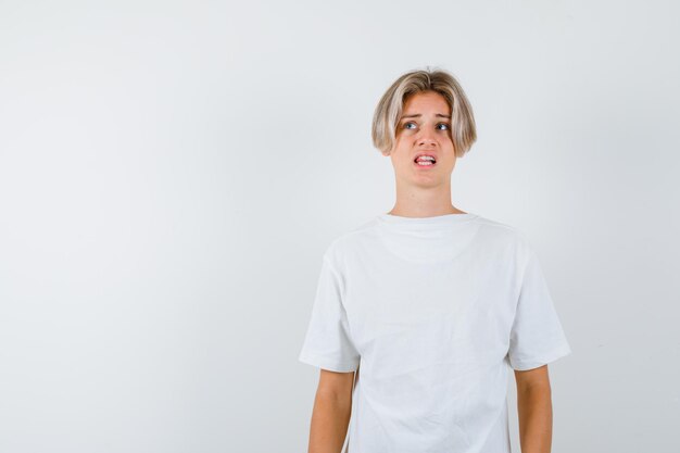 Foto gratuita chico guapo adolescente en una camiseta blanca