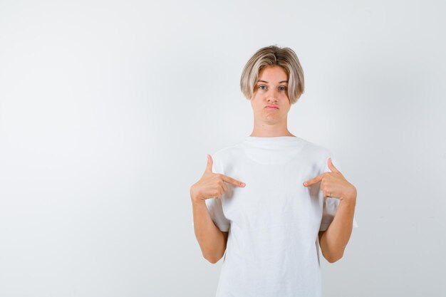 Chico guapo adolescente en una camiseta blanca