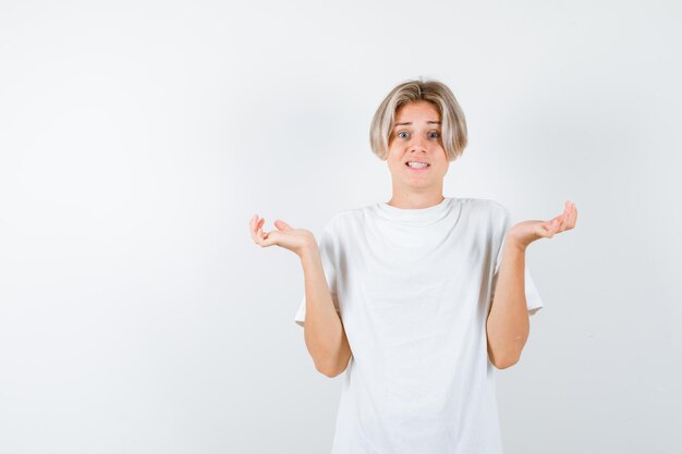 Chico guapo adolescente en una camiseta blanca