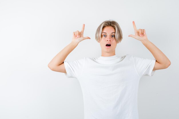 Chico guapo adolescente en una camiseta blanca