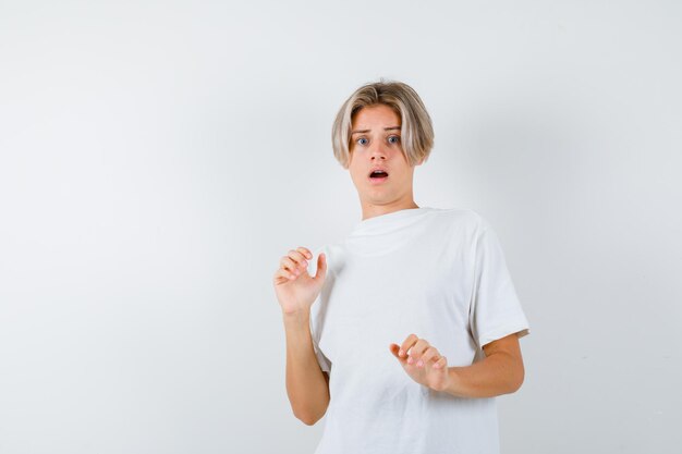 Chico guapo adolescente en una camiseta blanca