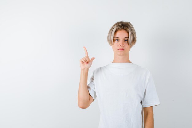 Chico guapo adolescente en una camiseta blanca