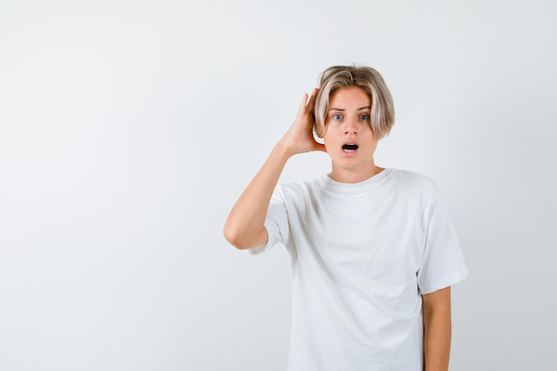 Chico guapo adolescente en una camiseta blanca