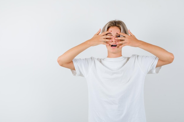 Chico guapo adolescente en una camiseta blanca