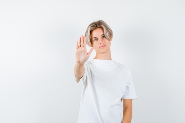 Chico guapo adolescente en una camiseta blanca