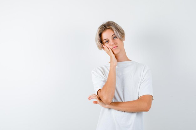 Chico guapo adolescente en una camiseta blanca