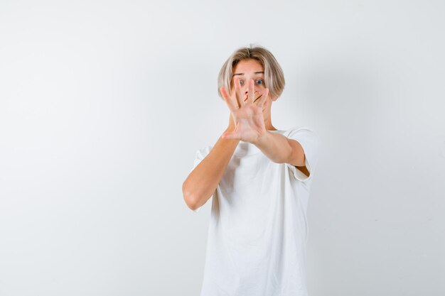 Chico guapo adolescente en una camiseta blanca