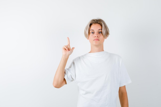 Chico guapo adolescente en una camiseta blanca