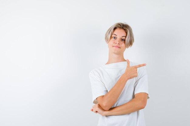 Chico guapo adolescente en una camiseta blanca