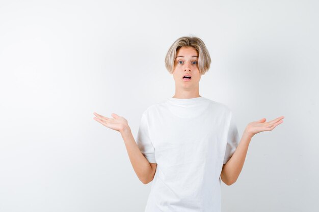 Chico guapo adolescente en una camiseta blanca